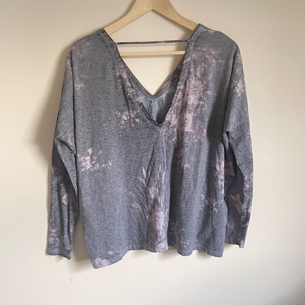 Chaser V Neck Faded Floral Top Open Back Small - Picture 4 of 5